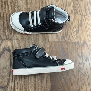 See Kai Run Peyton black leather Boy’s sneakers